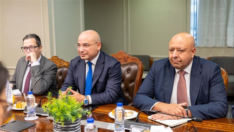 اقتصادية قناة السويس تبحث مع البنك الآسيوي تمويل مشروعات البنية التحتية والتحول الأخضر