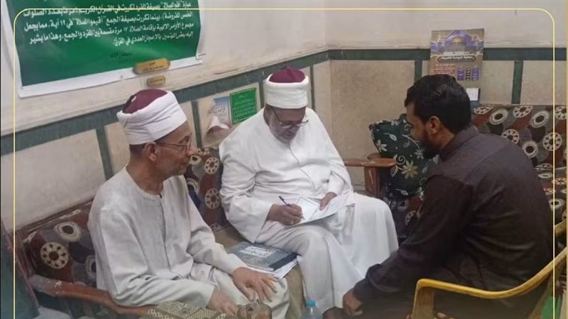 مدير أوقاف قنا يجري مقابلات المتقدمين لمكاتب التحفيظ بمسجد الوحدة العربية