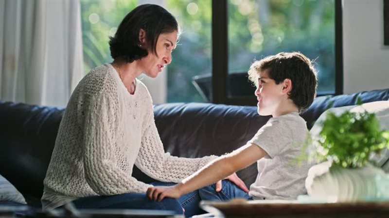 بدلًا من “عملت ايه النهارده؟”.. 7 أسئلة تفتح قلب طفلك بعد المدرسة