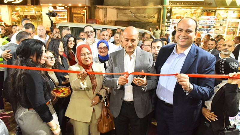 محافظ أسيوط يوزع ملخصات مجانا في افتتاح معرضي “احنا معاك” للمستلزمات المدرسية