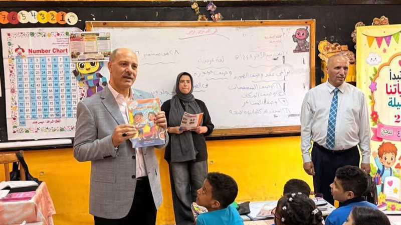 مدير التعليم بالإسكندرية يتفقد الانضباط المدرسي والكثافات الطلابية بمدارس حي وسط