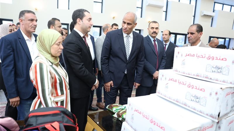 توزيع مستلزمات مدرسية وسلع غذائية على الأسر الأولى بالرعاية بكفر الشيخ (صور)