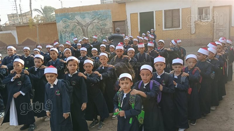 العمامة الحمراء تخطف الأنظار في أول يوم دراسة بالمعاهد الأزهرية ببني سويف