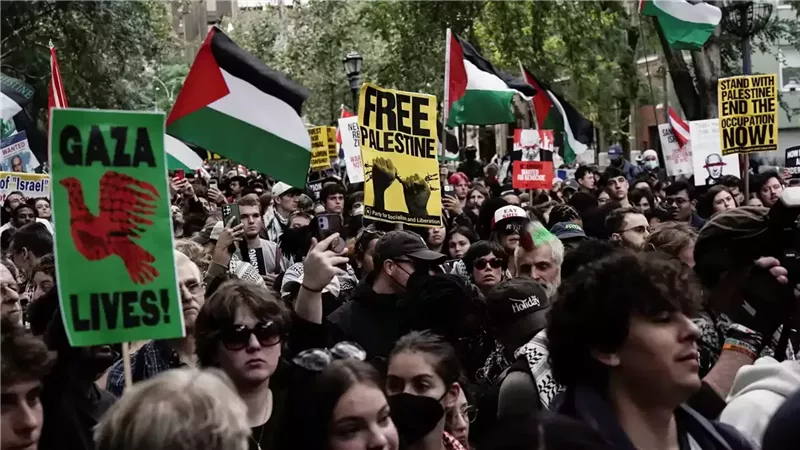 بينهم مشاهير من هوليوود، اعتقال 30 محتجًا تظاهروا ضد نتنياهو في نيويورك (فيديو)
