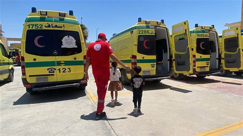 الهلال الأحمر يستقبل ويودع الدفعة الـ85 من الجرحى والمرضى الفلسطينيين بمعبر رفح