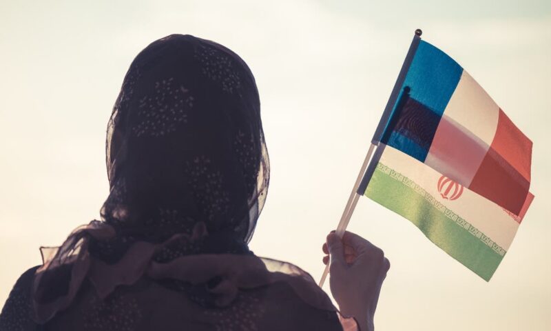 فرنسا تندد بإغلاق مركزها الثقافي في طهران.. وتتوعد بـ”إجراءات مناسبة”