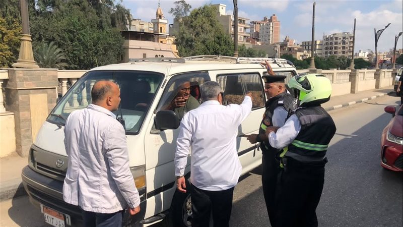 محافظ الدقهلية يرصد مخالفة ميكروباص بجوار كوبري سندوب ويوجه باتخاذ الإجراءات القانونية