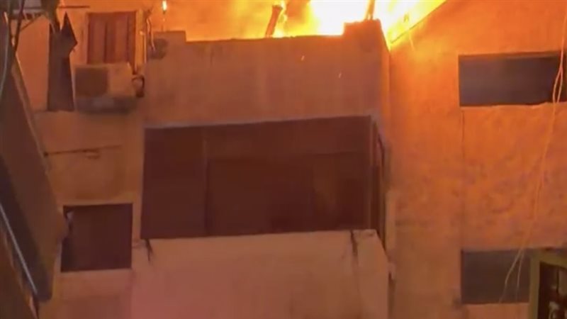 مصرع طفلين وإصابة الثالث ووالدتهم في حريق شقة سكنية بطنطا (فيديو)