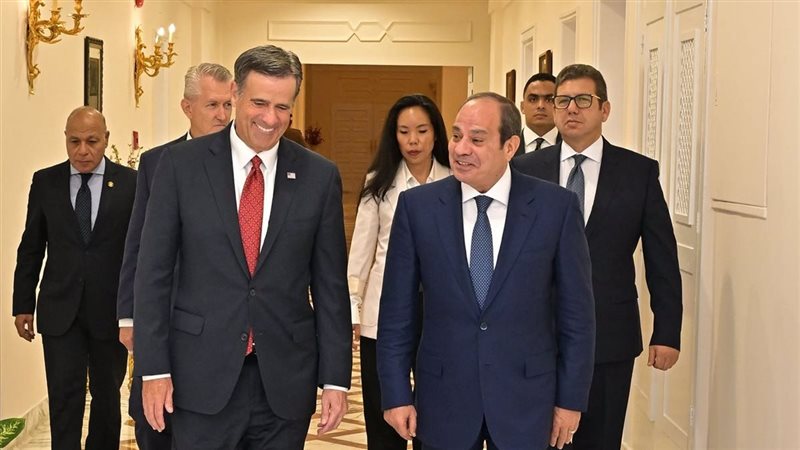 3 صور ترصد تفاصيل لقاء السيسي ومدير المخابرات الأمريكية