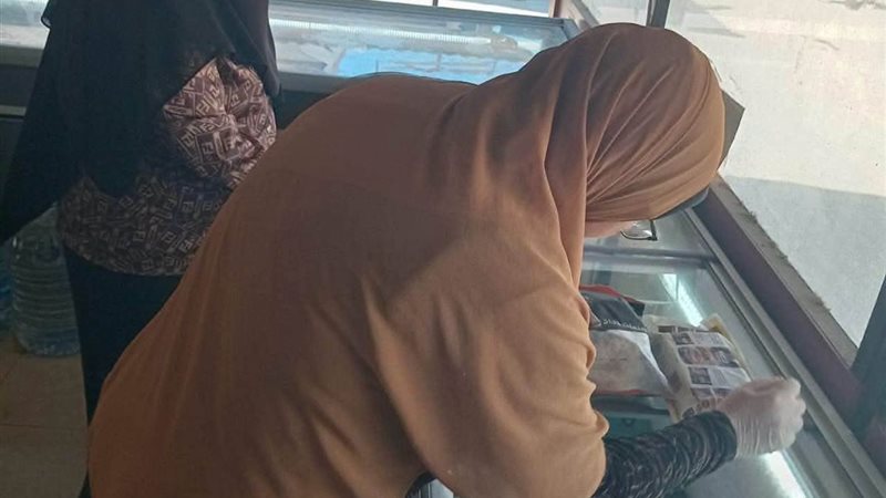 حملات مكبرة لضبط الأسواق وإعدام أغذية فاسدة بدمياط ورأس البر