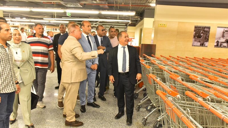 بتخفيضات تصل لـ 50%، محافظ أسيوط يفتتح فرع “جملة ماركت” بالمعلمين