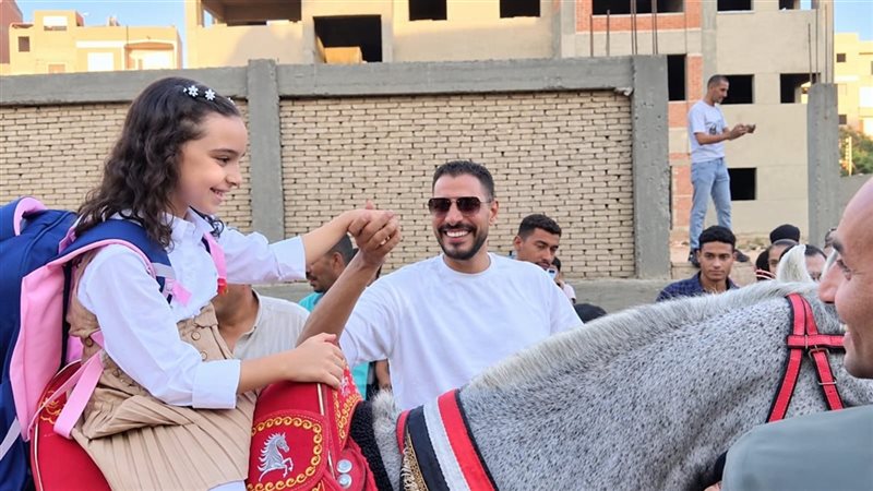 أب يزف ابنته إلى المدرسة بكفر الشيخ: عايز أشيل من جواها رهبة أول يوم في الدراسة (فيديو)