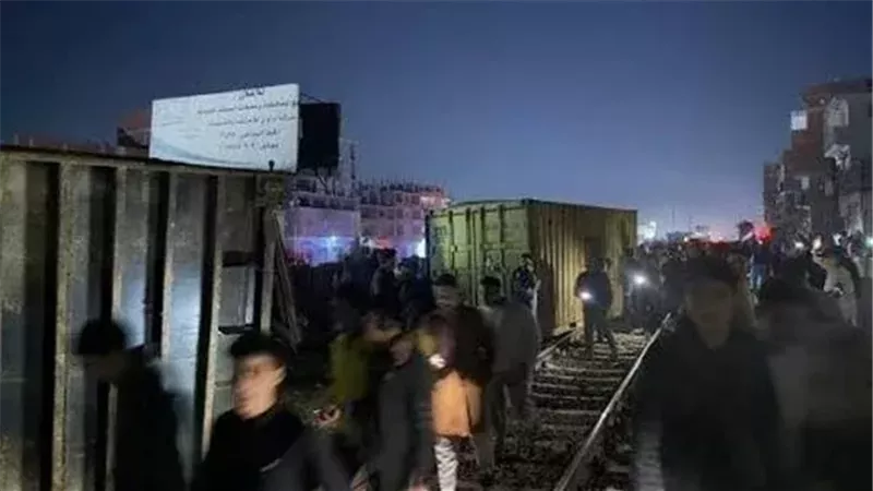 خروج جرار قطار عن القضبان وتوقف حركة القطارات بين الجيزة والعياط (فيديو)