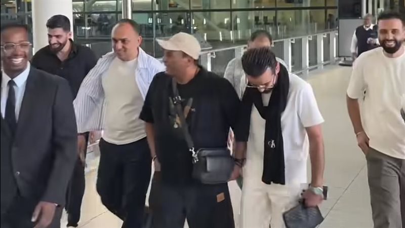 وصول محمد فؤاد إلى لندن تمهيدا لإحياء أولى حفلاته في مدينة الضباب (فيديو)