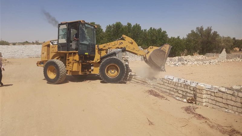 إزالة تعدٍ بالبناء في المهد على أراضي الدولة بالخارجة في الوادي الجديد