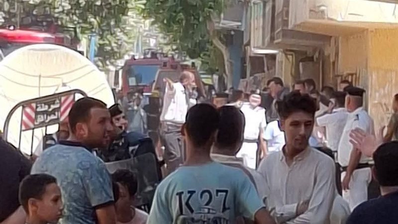 الحماية المدنية تواصل البحث عن ناجين أسفل أنقاض عقار المنيا (فيديو)