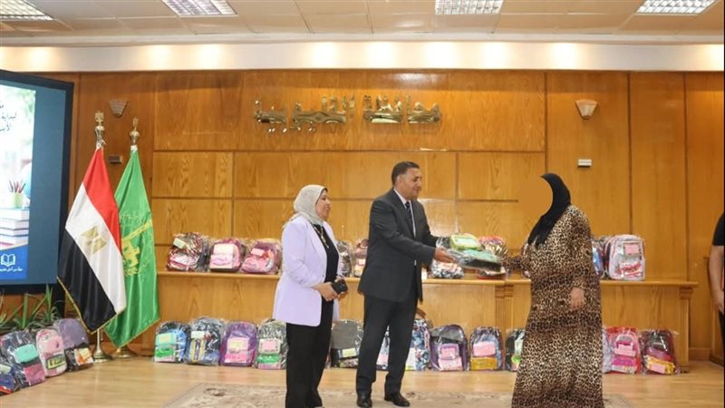 محافظ القليوبية يسلم 400 شنطة مدرسية ومستلزمات دراسية لـ100 أسرة من الأولى بالرعاية