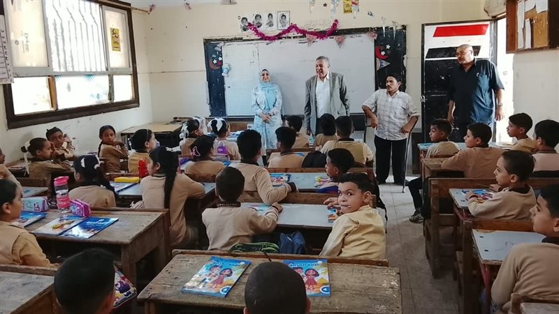 في زيارة مفاجئة، وكيل وزارة التعليم بالبحيرة يتابع انتظام الدراسة بمدارس دمنهور