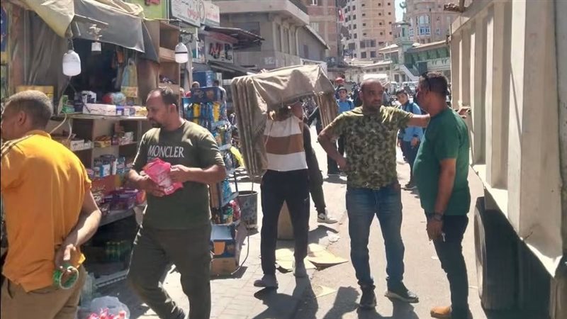 حملة مكبرة لإزالة الإشغالات ومراجعة تراخيص المحال في منطقة المطري بدمياط