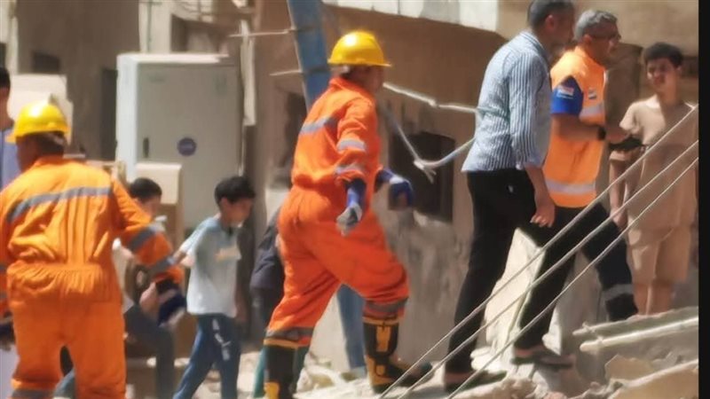 العثورعلى سيدة وابنتها أحياء أسفل أنقاض عقار المنيا المنهار وجهود مكثفة لإنقاذهما (فيديو)