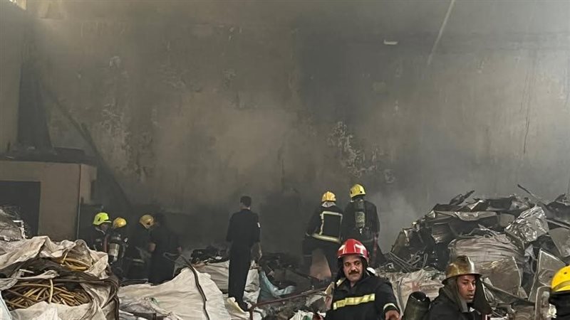 الحماية المدنية تدفع بـ 3 سيارات إطفاء لإخماد حريق اندلع في مخزن خردة بمصر القديمة