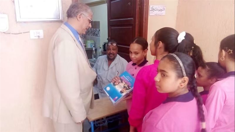 مدير تعليم قنا يتابع انتظام الدراسة وتسليم الكتب ويفتح حوارًا مباشرًا مع الطالبات والمعلمين (صور)