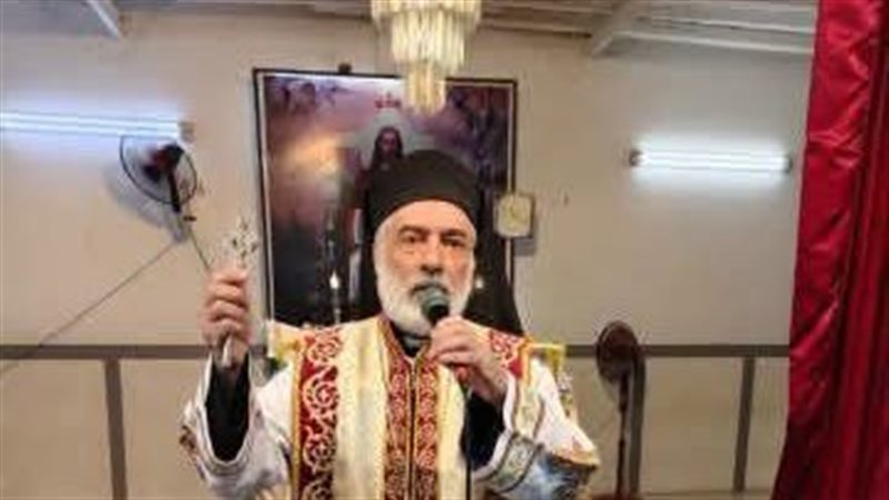مطران كاثوليك المنيا يلقي كلمة عن الصليب في كنيسة القديسة تريزا بالحواصلية