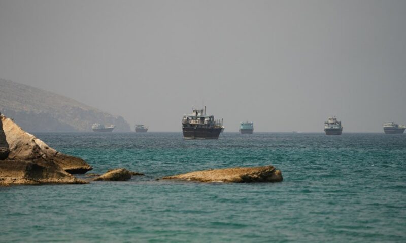 مقذوف يصيب ناقلة بمضيق هرمز.. ونشوب حريق على متنها