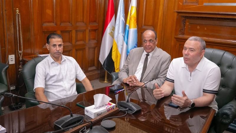 مياه الشرب تستعرض أعمال نقل خطوط المياه المتعارضة مع مسار القطار الكهربائي السريع ببرج العرب