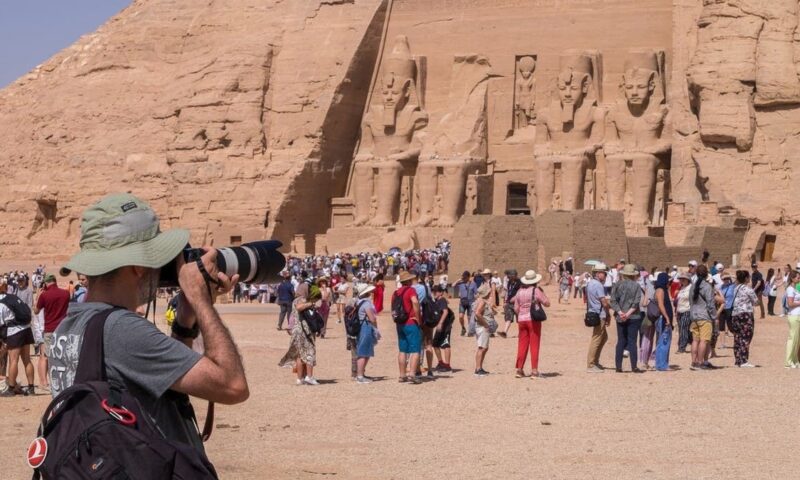 مصر تستقبل 12.8 مليون سائح خلال 9 أشهر.. وتستهدف 20 مليوناً في 2026
