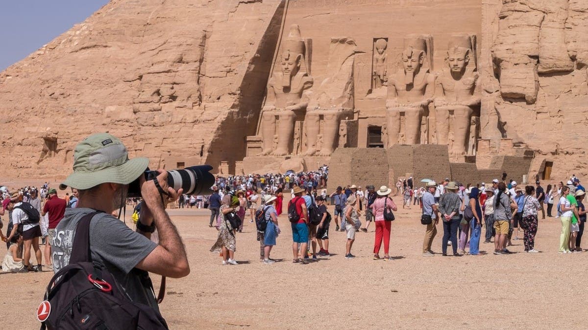 مصر تستقبل 12.8 مليون سائح خلال 9 أشهر.. وتستهدف 20 مليوناً في 2026