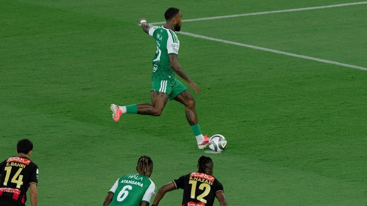 الأهلي يفجر غضبه في شباك الرياض