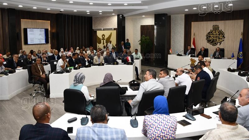 محافظ أسوان يوجه بحزمة تيسيرات لخدمة الطلاب والحد من الزحام بمحيط المدارس