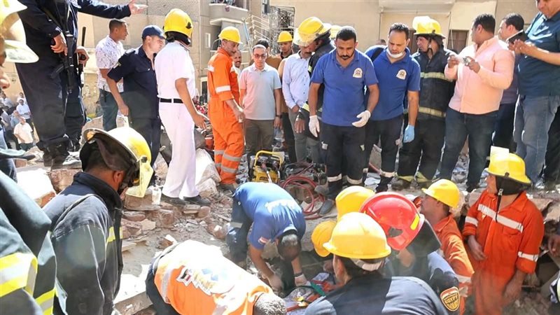 تطورات عقار المنيا المنهار، انتشال جثمان سبعينية وإصابة آخر والهلال الأحمر يصل موقع الأنقاض