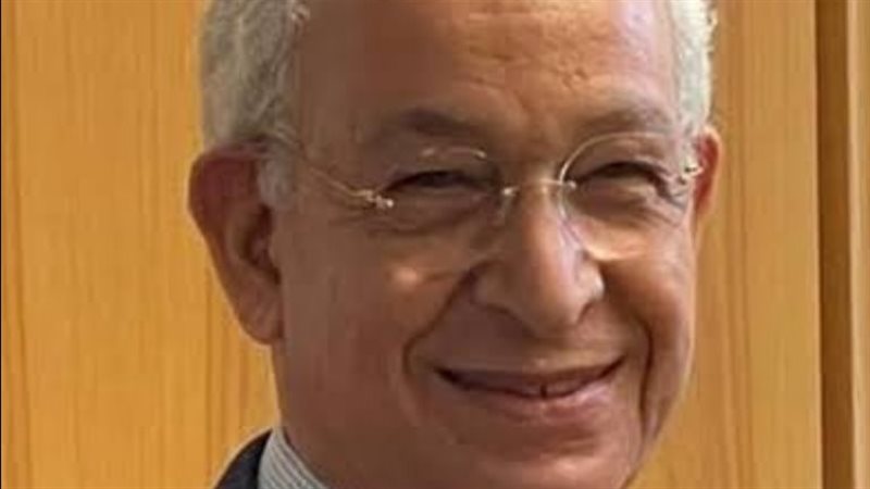 رئيس جامعة القاهرة يهنئ الدكتور هاني هلال على وسام الاستحقاق الفرنسي