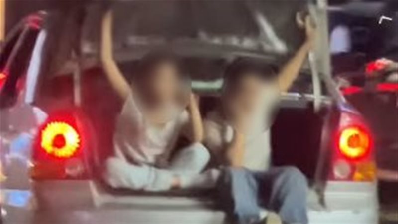 طفلان في صندوق سيارة أثناء سيرها بالمنوفية، ضبط السائق بعد تداول فيديو الواقعة