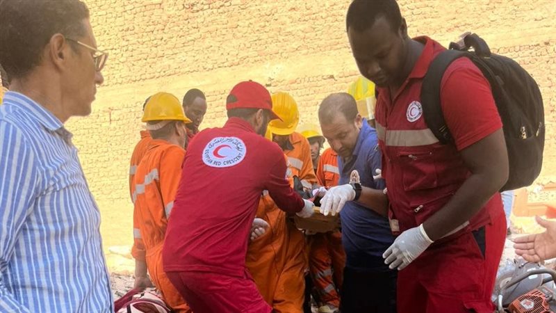 الهلال الأحمر يتحرك ميدانيًا بعد انهيار عقار في عزبة شاهين بالمنيا