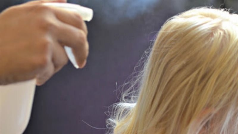 مع اقتراب المدارس، طريقة عمل بخاخ طبيعي لفك تشابك الشعر للأطفال