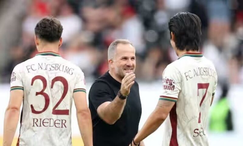 مدرب أوغسبورغ يوثق الصدارة التاريخية للدوري بصورة على هاتفه