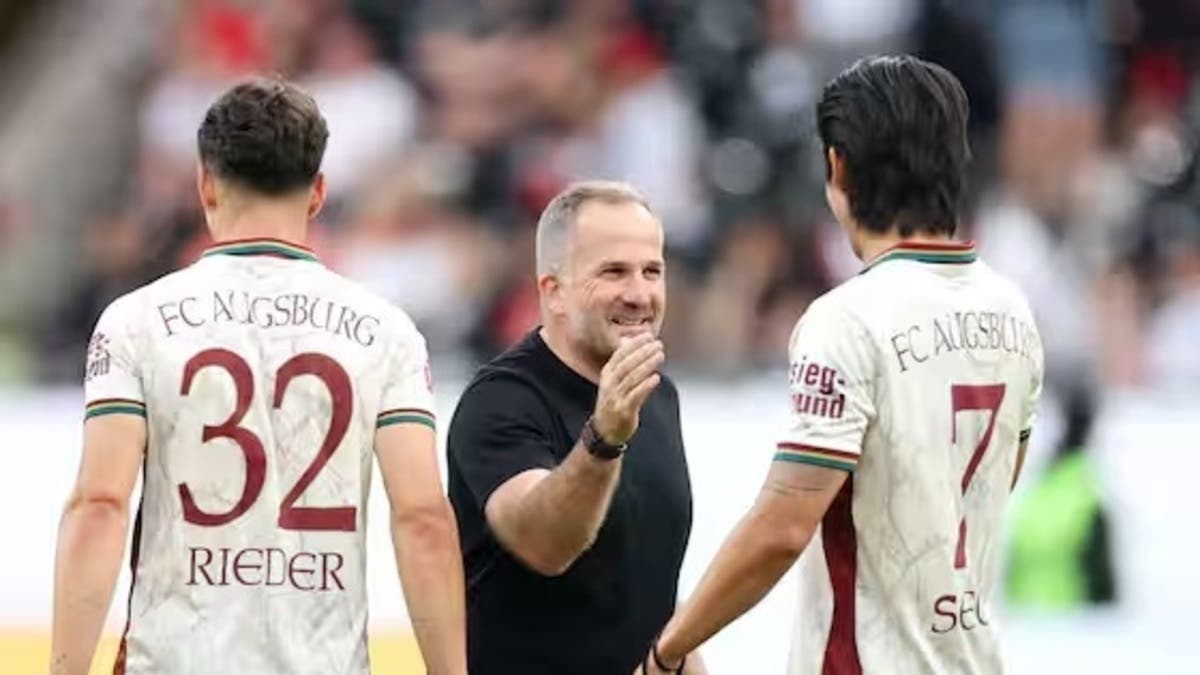 مدرب أوغسبورغ يوثق الصدارة التاريخية للدوري بصورة على هاتفه