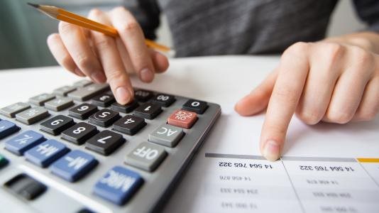 خدمة الدين تلتهم 46% من الموازنة.. ومطالب برلمانية بزيادة المعاشات