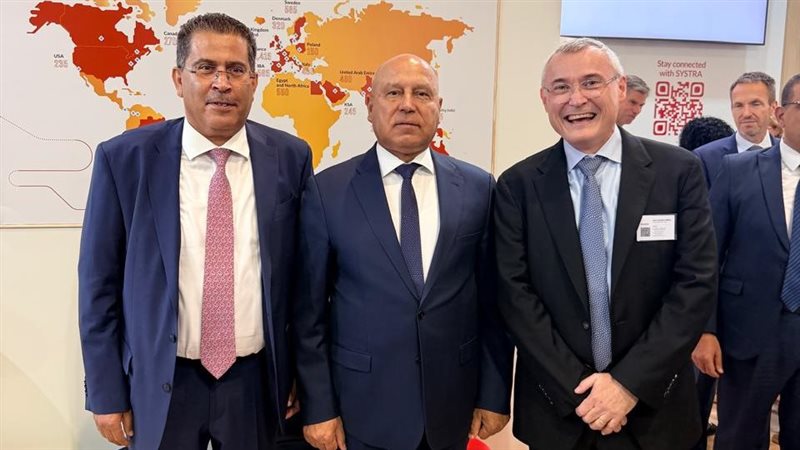 كامل الوزير يتفقد أجنحة كبرى الشركات العالمية في برلين