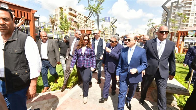 وزيرة التنمية المحلية تتفقد حديقة كوكب الشرق بالمنصورة والنقل الجماعي ومنظومة جمع القمامة (فيديو وصور)