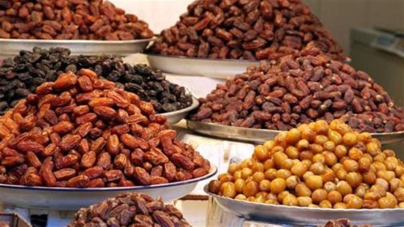 شعبة الفاكهة: انخفاضات تصل لـ 50% في أسعار البلح والتمور