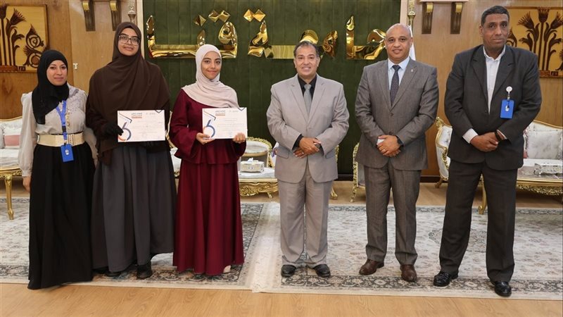 جامعة قنا تكرم كلياتها وطلابها المتميزين في الأنشطة (صور)