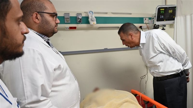 محافظ جنوب سيناء يتفقد مصابي حادث أتوبيس طريق “دهب – نويبع” بمستشفى شرم الشيخ
