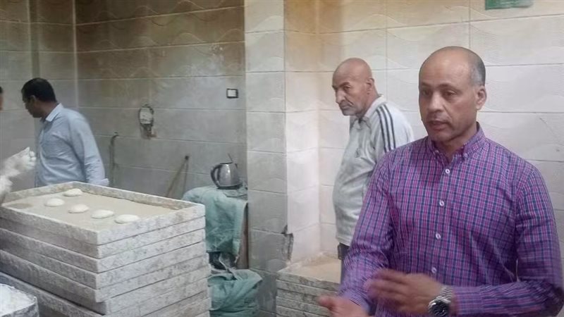 وكيل التموين بقنا يتفقد سير العمل بالمخابز ومحطات الوقود في الوقف (صور)