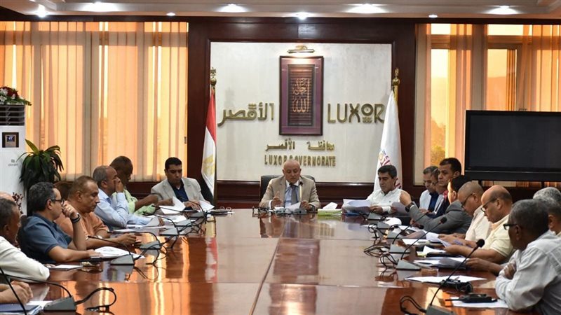 محافظ الأقصر يبحث توفير أراضٍ لإنشاء محطات مياه شرب بقرى إسنا والطود المحرومة