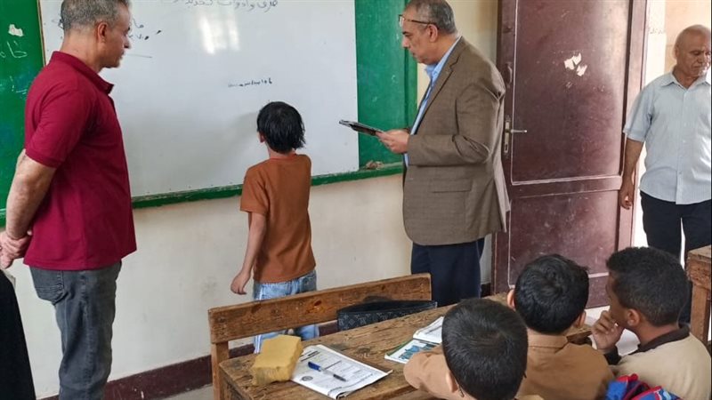 وكيل وزارة التعليم بالقليوبية يفاجئ مدارس القناطر، إحالة مسؤول للتحقيق والتشديد على حظر التصوير
