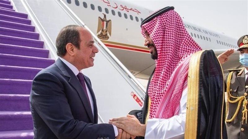 ولي عهد السعودية يصل إلى القاهرة، والسيسي في مقدمة مستقبليه